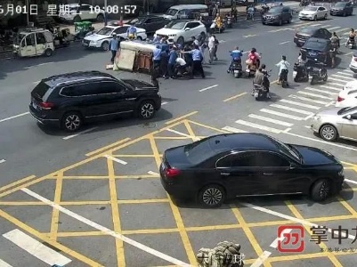 这一幕好暖！环卫车突然侧翻 九江警民合力抬车救人