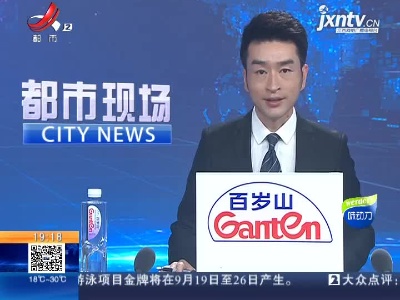 南昌县：公交站台广告亭坠落 险成“凶器”