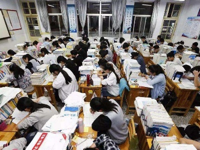 书写答卷拼搏作笔，追逐梦想奋斗为径