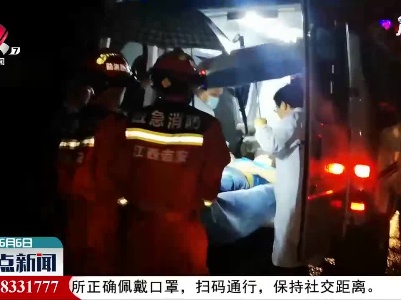 吉安：小车侧翻两人被困 消防紧急救援