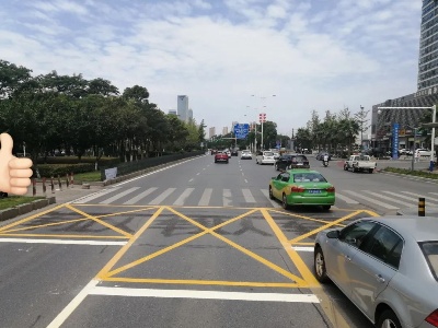 消除斑马线视线盲区 南昌机动车道首现阶梯式停止线
