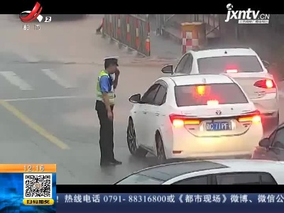 浙江温州：民警暴雨中执勤 接下来这一幕太暖心