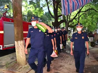 学党史 践行动——赣江新区消防救援大队端午节前走访慰问辖区孤寡老人和留守儿童