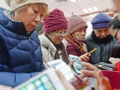 智能手机普及老年人沉迷网络 “网瘾老人”为何越来越多