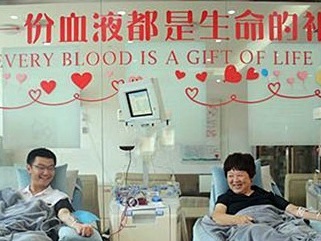 20年献血133次 赣州59岁阿姨带儿子接力献血