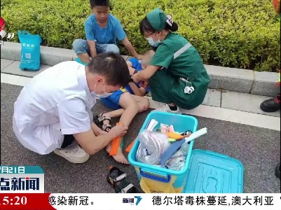 抚州：男孩脚卡车轮 消防紧急救援