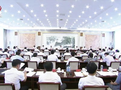 省委十四届十三次全体（扩大）会议举行分组讨论