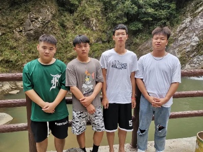 多看了一眼手机 江西4名大学生救了一条命