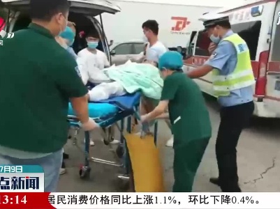 萍乡：病人转运遇突发状况 高速交警开展救助