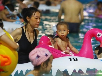 小暑已至 南昌民众戏水享“清凉一夏”