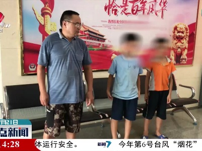 宜春：小学生骑电动车上街 交警严厉教育家长