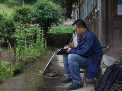 27年后，老记者进山寻找三双草鞋……