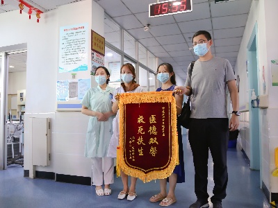 鹰潭：医院紧急救助  患者送锦旗表谢意