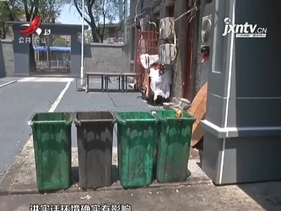 南昌市青云谱：洪都美食街餐厨垃圾乱堆放 城管紧急处理