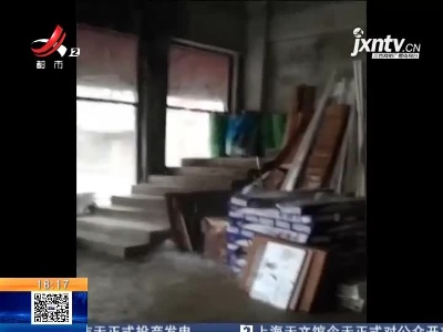 南昌县：店铺里积水 走路如同“轻功”水上漂