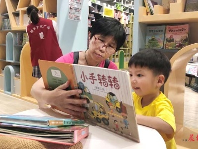 暑期掀起读书热 南昌市图书馆读者进阅览室需排队“拿号”入座