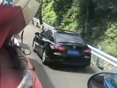 海南：多车占用高速应急车道 女子怒拍照片举报
