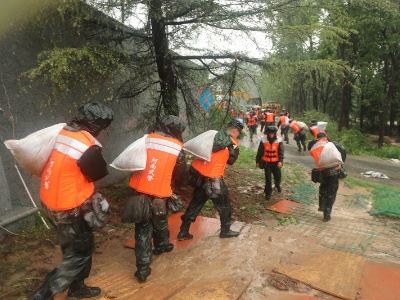 河南多地暴雨，子弟兵已出动奔赴救援一线！河南加油！