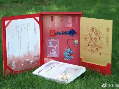 发光、唱歌、开盲盒……高校录取通知书陆续发出