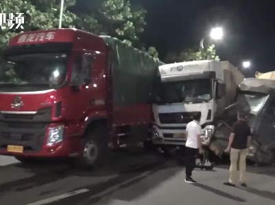江西南昌：4车相撞1人被困 消防紧急救援