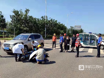 “砰”的一声，电动车主当场倒地，执法队员果断“挡路”