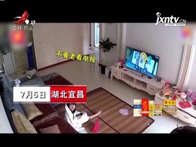 湖北宜昌：掩耳盗铃？萌娃暑假在家看电视 用气球遮监控全程被妈围观