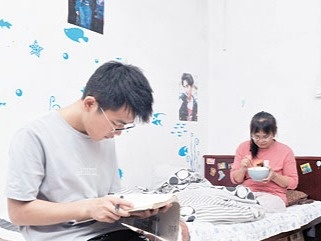 南昌一大学生带着卧病在床妈妈读研：我在哪里，妈妈就在哪里 