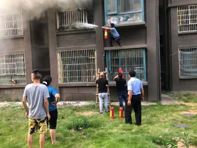 点赞！南昌一村支书提着灭火器爬到飘窗上把火灭了