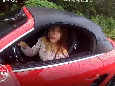 开跑车的美女司机吓得手足无措……