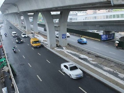 南昌洪都大道高架快速路开通一年多仍无候车亭 市民出行不便