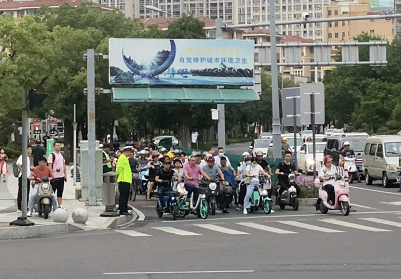 上饶市开展电动车佩戴安全头盔警示教育活动