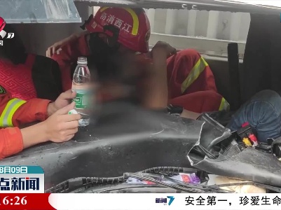 鹰潭：消防员用身体为被困司机挡住火星