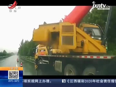 济广高速景德镇段：雨天路滑车失控 “旋转”撞上施工车辆
