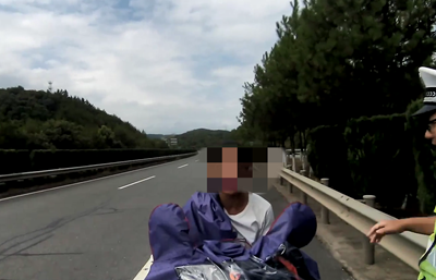 惊险 乐平一男子骑电动车逆行驶入高速