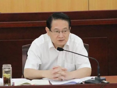 省政府召开第七十四次常务会议 易炼红主持