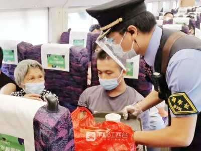 列车长温馨服务让老年旅客舒心