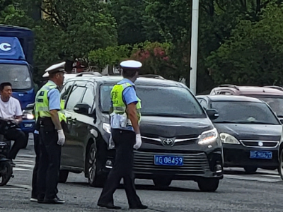 九江交警开展路面交通违法行为整治