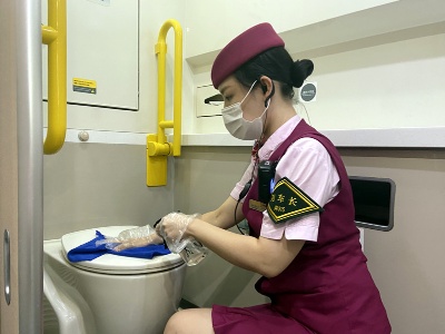 做好重点部位消毒工作 确保旅客出行安全