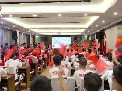 江西运动员徐诗晓与队友夺得东京奥运会女子500米双人划艇金牌