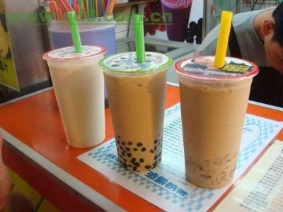 记者卧底网红奶茶店打工见闻：蟑螂不用管、标签随意换 