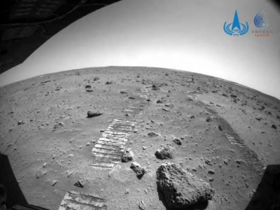 “祝融号”火星车行驶里程突破800米 正穿越复杂地带