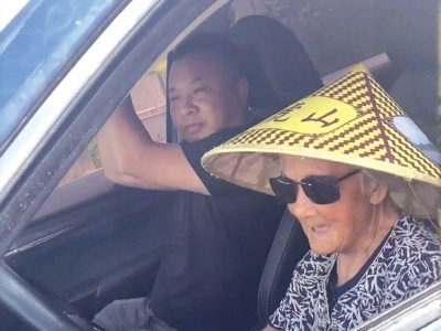 “开车”“骑马”各种玩 永新百岁老太被儿孙“宠溺”走红网络