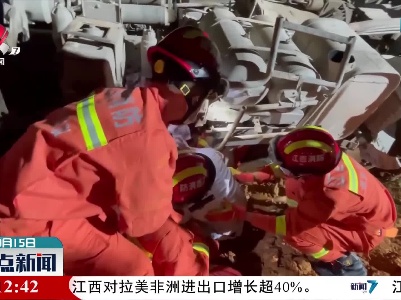萍乡：货车侧翻撞至山脚 油箱泄露情形严重