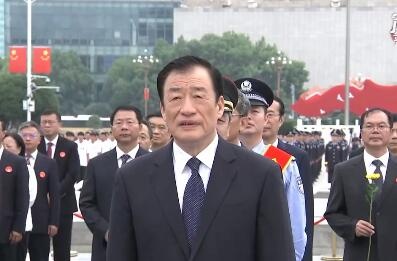 江西省举行向人民英雄敬献花篮仪式    刘奇易炼红出席