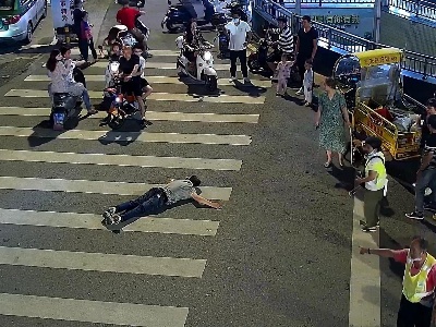 喝酒要适量 景德镇一男子醉酒倒在路中央