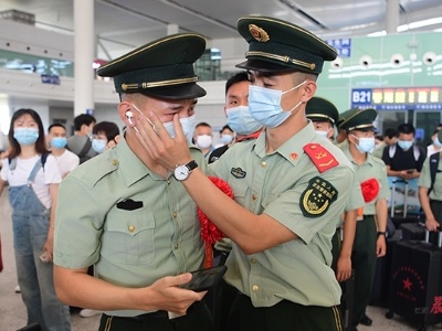 又到一年退伍时 武警江西总队数千名退伍老兵启程返乡