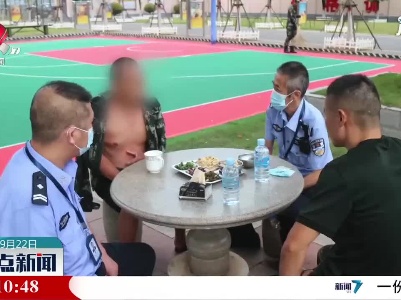 老人不慎落水 武警官兵紧急救援