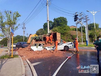 萍乡一渣土车侧翻 三辆小轿车被压扁
