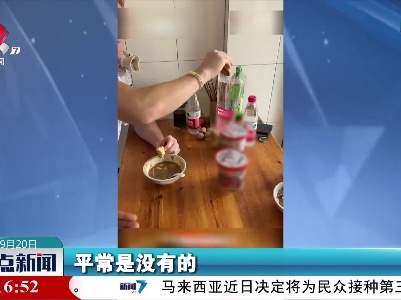 用胡辣汤泡月饼吃 他们直呼好吃得很
