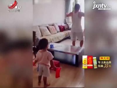 孩子不会跳操站后排 爷爷在家手把手教